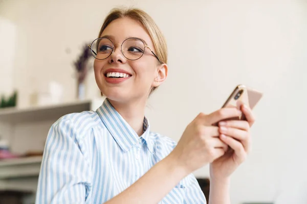 Foto Gelukkig Mooi Vrouw Architect Bril Met Behulp Van Mobiele — Stockfoto