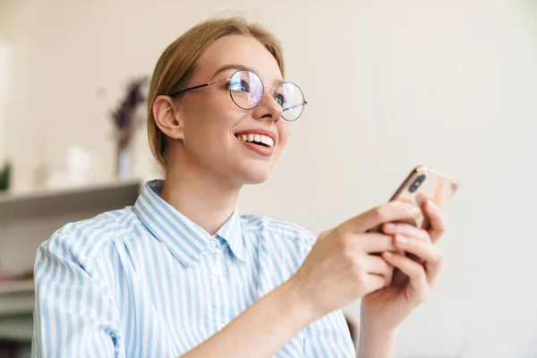 Foto Glad Trevlig Kvinna Arkitekt Glasögon Med Hjälp Mobiltelefon Samtidigt — Stockfoto