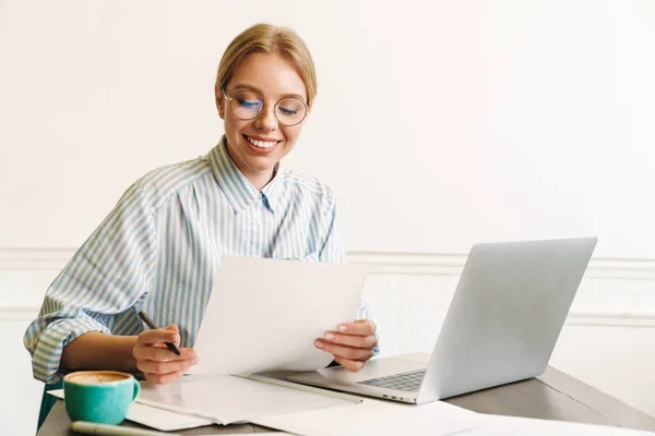 Gözlüklü Gülümseyen Sarışın Bir Kadının Yerinde Taslak Tasarlarken Dizüstü Bilgisayarla — Stok fotoğraf