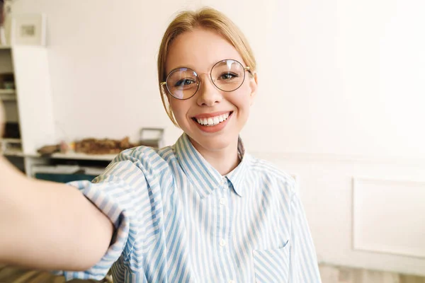 Foto Donna Bionda Felice Che Indossa Occhiali Vista Sorridente Mentre — Foto Stock