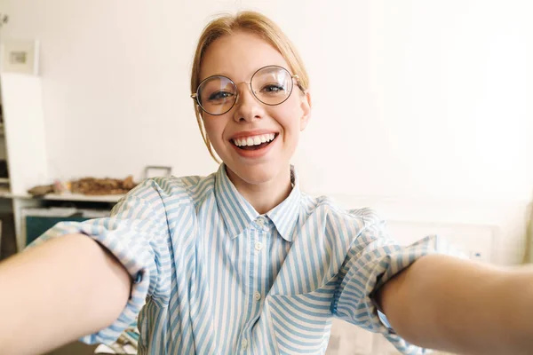 Foto Wanita Pirang Yang Bahagia Memakai Kacamata Tersenyum Sambil Mengambil — Stok Foto