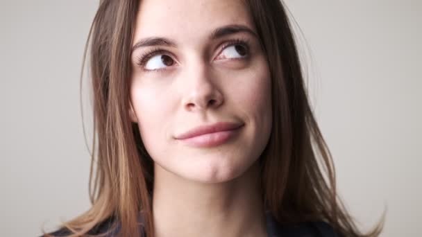 Een Close Van Een Mooie Vrouw Kijkt Naar Zijkant Terwijl — Stockvideo