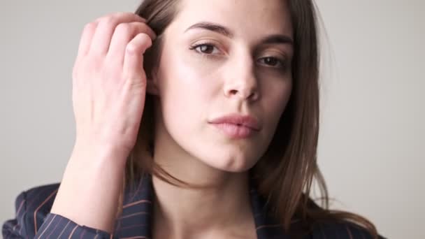 Une Vue Rapprochée Une Femme Séduisante Regarde Caméra Comme Miroir — Video