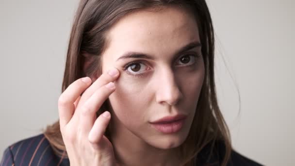 Une Vue Rapprochée Une Femme Heureuse Regarde Caméra Comme Miroir — Video