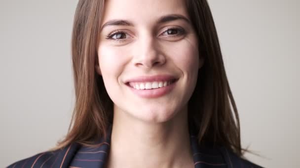 Pohled Zblízka Usmívající Ženu Něčím Souhlasí Přitom Kývá Hlavou Nad — Stock video