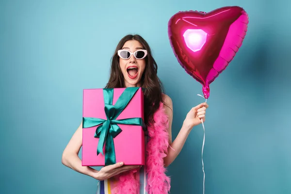 Imagen Mujer Morena Sorprendida Gafas Sol Sosteniendo Caja Regalo Globo —  Fotos de Stock