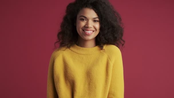 Jovem Mulher Africana Otimista Bastante Sorridente Isolado Sobre Fundo Borgonha — Vídeo de Stock