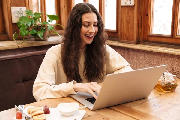 Afbeelding Van Glimlachende Mooie Jonge Vrouw Met Behulp Van Laptop — Stockfoto