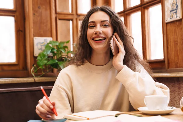 Bild Einer Fröhlichen Studentin Die Hausaufgaben Macht Und Mit Dem — Stockfoto