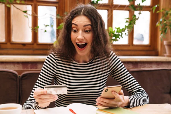 Bild Einer Aufgeregten Frau Mit Handy Und Kreditkarte Beim Teetrinken — Stockfoto