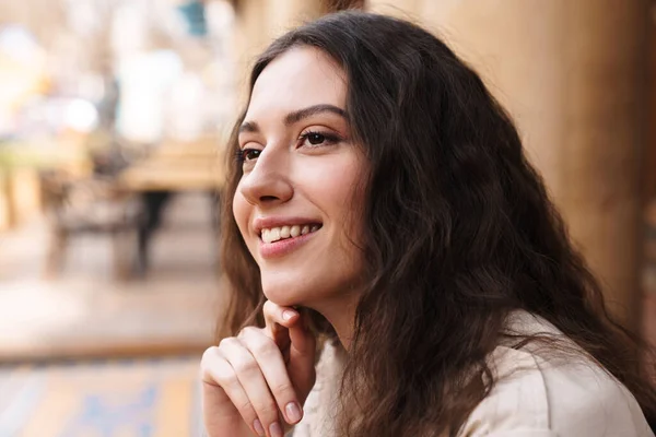 Imagen Alegre Morena Mirando Lado Sonriendo Mientras Está Sentada Cafetería —  Fotos de Stock