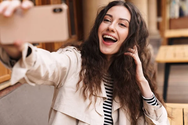 Obraz Szczęśliwy Brunetka Kobieta Biorąc Selfie Zdjęcie Telefon Komórkowy Uśmiecha — Zdjęcie stockowe