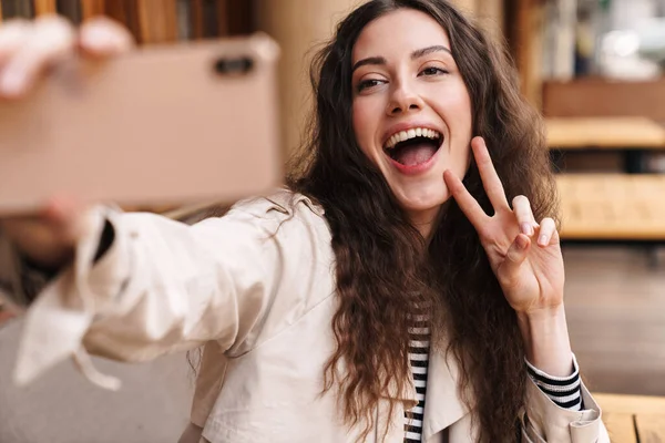 Imagen Una Morena Feliz Tomando Selfie Celular Haciendo Gestos Paz —  Fotos de Stock