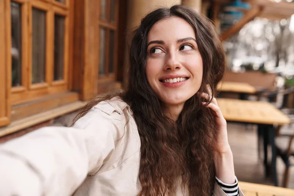 Imagem Morena Feliz Mulher Agradável Tirar Foto Selfie Sorrindo Café — Fotografia de Stock