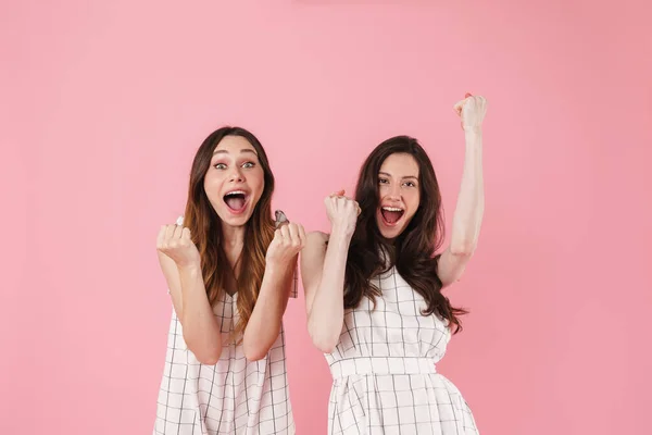 Afbeelding Van Opgewonden Blanke Vrouwen Glimlachend Het Maken Van Winnaar — Stockfoto