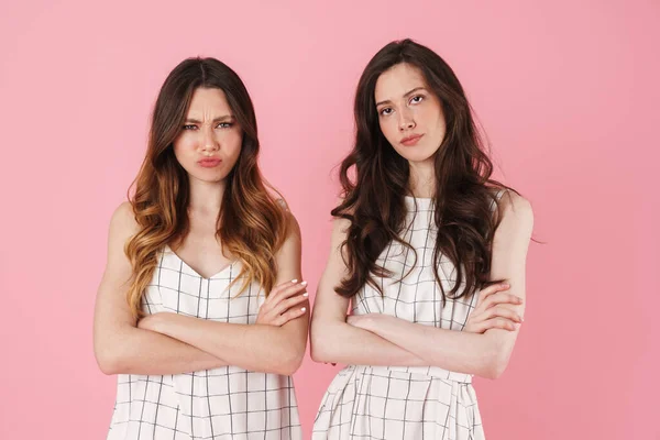 Beeld Van Ontevreden Mooie Vrouwen Poseren Camera Met Handen Gekruist — Stockfoto