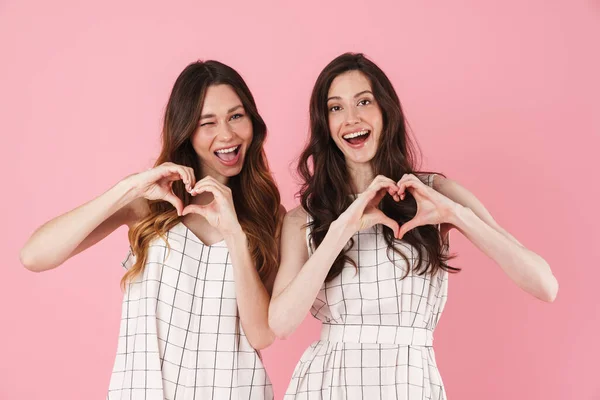 Afbeelding Van Opgewonden Schattige Vrouwen Knipogen Het Maken Van Hart — Stockfoto