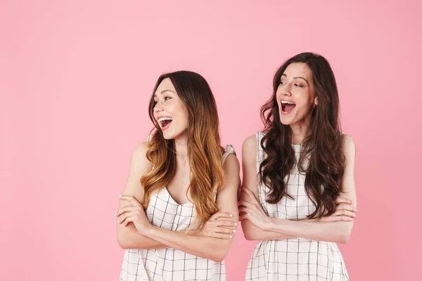 Afbeelding Van Vrolijke Blanke Vrouwen Lachen Terwijl Poseren Met Armen — Stockfoto