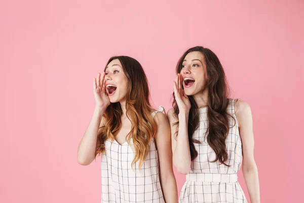 Beeld Van Vrolijke Mooie Vrouwen Kijken Schreeuwen Opzij Geïsoleerd Roze — Stockfoto