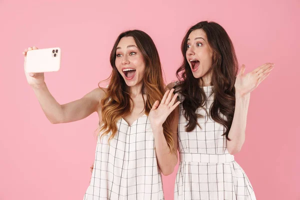 Bild Glada Kvinnor Viftande Händer Tecken Samtidigt Som Selfie Mobiltelefon — Stockfoto