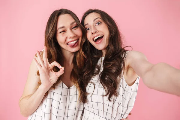 Imagen Mujeres Divertidas Agitando Gesto Signo Mientras Toma Foto Selfie —  Fotos de Stock