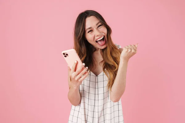 Afbeelding Van Opgewonden Leuke Vrouw Met Behulp Van Mobiele Telefoon — Stockfoto