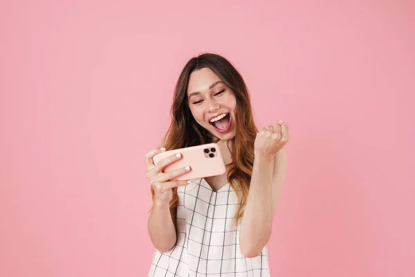 Imagen Mujer Linda Excitada Usando Teléfono Celular Haciendo Gesto Ganador — Foto de Stock