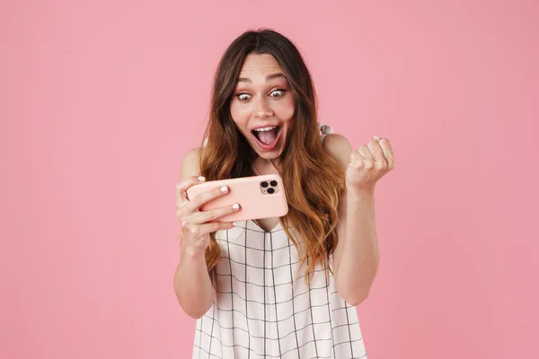 Afbeelding Van Opgewonden Leuke Vrouw Met Behulp Van Mobiele Telefoon — Stockfoto