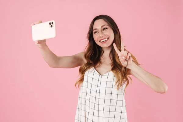 Imagen Una Mujer Alegre Haciendo Gestos Señal Paz Mientras Toma — Foto de Stock