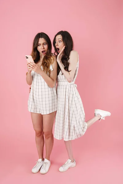 Imagem Mulheres Jovens Chocadas Gritando Usando Celular Isolado Sobre Fundo — Fotografia de Stock