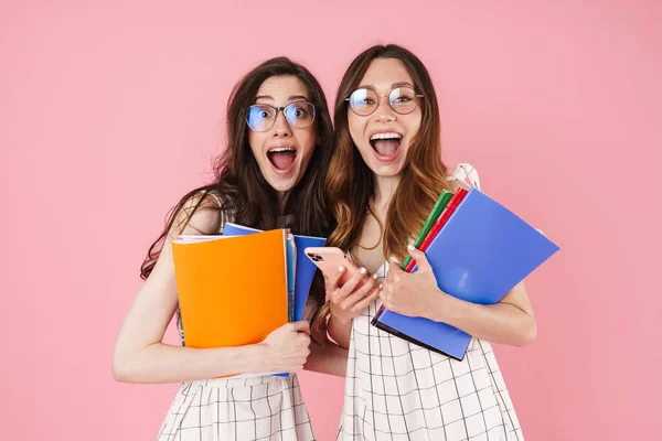 Beeld Van Opgetogen Student Vrouwen Die Oefenboeken Met Behulp Van — Stockfoto