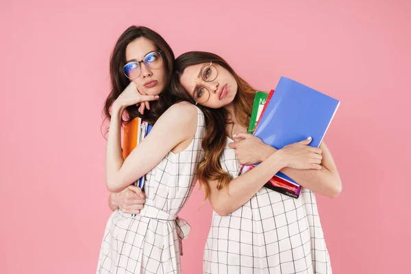 Bild Trauriger Studentinnen Brillen Die Mit Schulheften Vor Rosa Hintergrund — Stockfoto