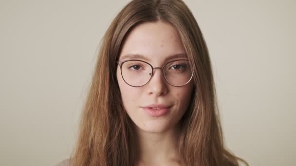 Jeune Femme Positive Isolée Sur Fond Mur Gris — Video