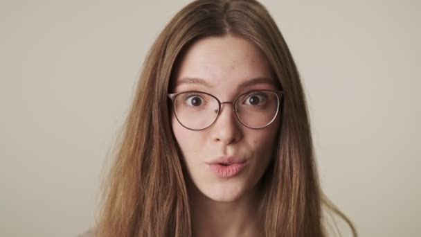 Junge Optimistische Überraschte Frau Isoliert Vor Grauem Wandhintergrund — Stockvideo