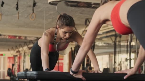 Jonge Verbazingwekkende Fitness Vrouw Maken Plank Oefening Sportschool — Stockvideo