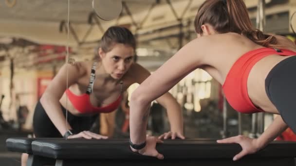 Ung Fantastisk Fitness Kvinna Gör Planka Motion Gymmet — Stockvideo