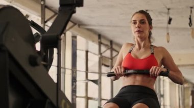 Genç, muhteşem fitness kadını spor salonunda egzersiz yapıyor.