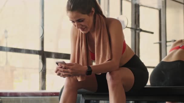 Jonge Tevreden Fitnessvrouw Sportschool Met Behulp Van Mobiele Telefoon Zoek — Stockvideo