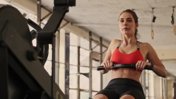 Genç Muhteşem Fitness Kadını Spor Salonunda Egzersiz Yapıyor — Stok video
