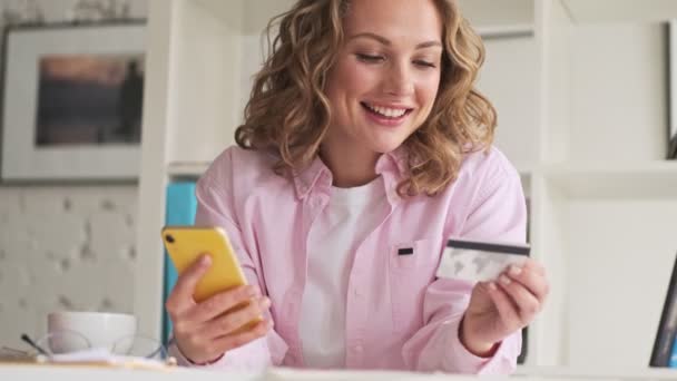 Una Joven Rubia Sonriente Feliz Está Usando Teléfono Inteligente Sosteniendo — Vídeos de Stock