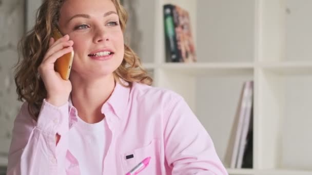 Une Jolie Jeune Femme Blonde Parle Téléphone Assise Table Intérieur — Video