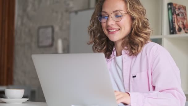 Una Joven Rubia Feliz Complacida Con Gafas Está Usando Computadora — Vídeos de Stock