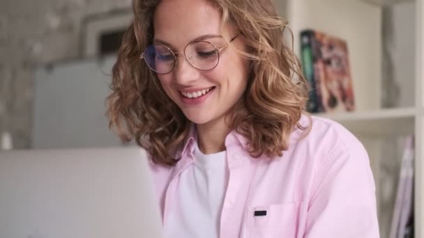 Una Joven Rubia Sonriente Con Gafas Está Trabajando Con Computadora — Vídeos de Stock