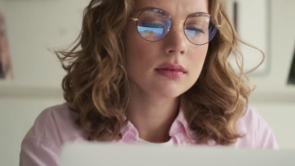Eine Ernsthafte Junge Blonde Frau Mit Brille Arbeitet Mit Ihrem — Stockvideo