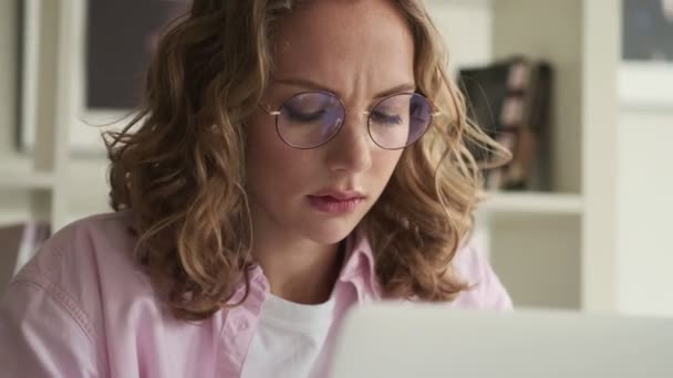 Ciddi Düşünceli Gözlüklü Genç Bir Sarışın Laptopunu Kapalı Bir Masada — Stok video