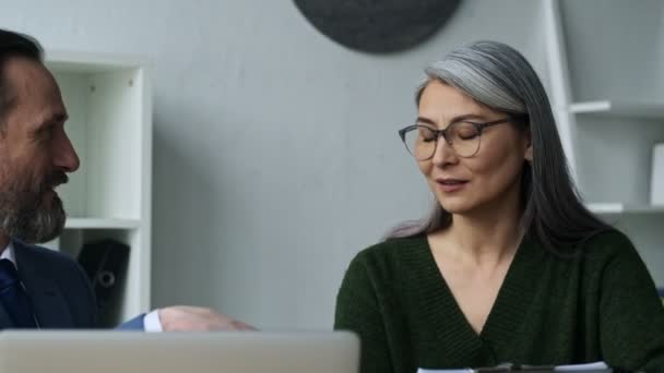 Zelfverzekerde Volwassen Collega Man Vrouw Praten Tijdens Het Werken Met — Stockvideo