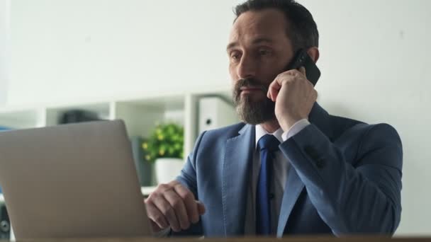 Een Aantrekkelijke Volwassen Man Werkt Met Behulp Van Zijn Laptop — Stockvideo