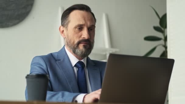 Een Succesvolle Volwassen Man Werkt Met Behulp Van Zijn Laptop — Stockvideo