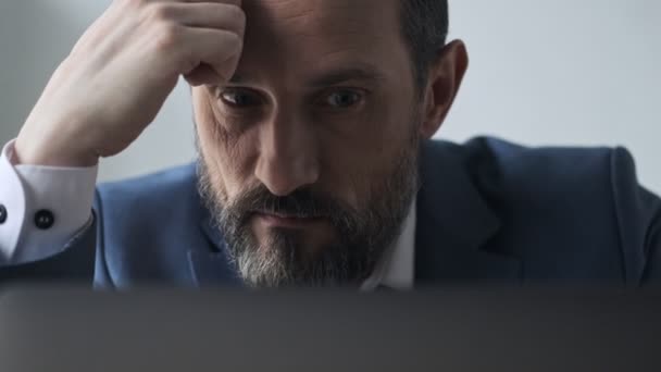 Widok Bliska Skupionego Dojrzałego Mężczyzny Korzysta Laptopa Podczas Pracy Biurze — Wideo stockowe
