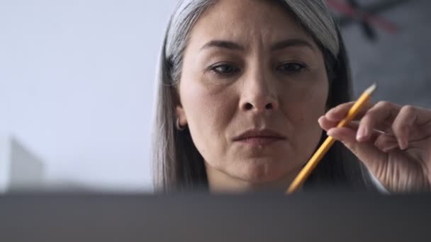 Крупный План Вдумчивой Зрелой Женщины Смотрит Ноутбук Время Работы Офисе — стоковое видео